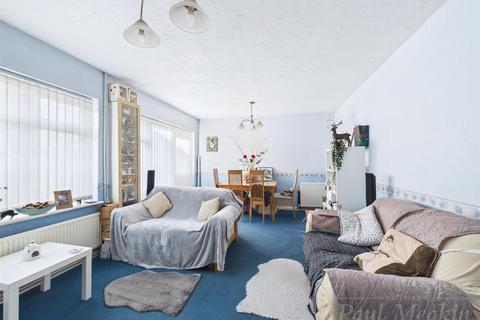 3 bedroom end of terrace house for sale, Oak Bank, New Addington, Croydon