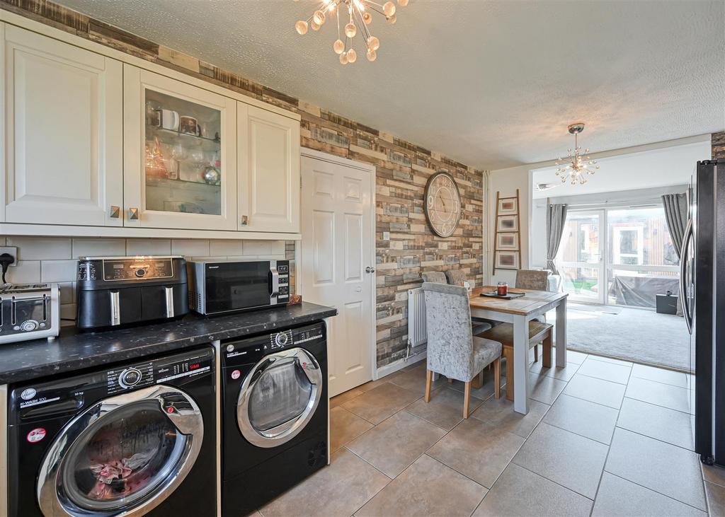 27 Alderton Drive-20.jpg