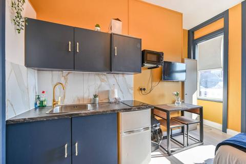 Studio to rent, Park Parade, Harlesden, London, NW10
