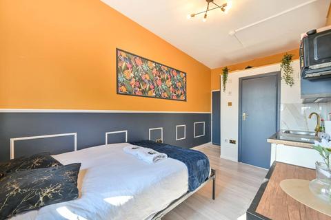 Studio to rent, Park Parade, Harlesden, London, NW10
