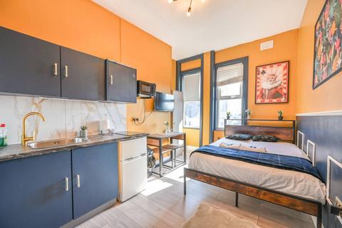Studio to rent, Park Parade, Harlesden, London, NW10