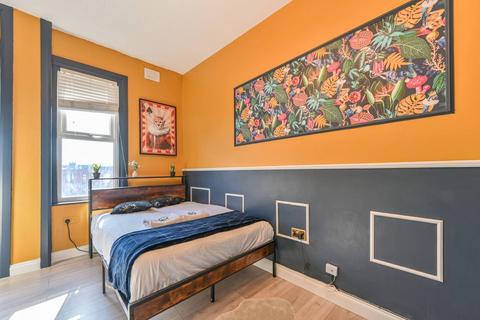 Studio to rent, Park Parade, Harlesden, London, NW10