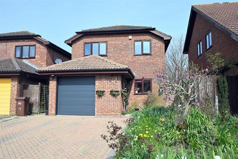 4 bedroom detached house for sale, Knights Garden, Hailsham