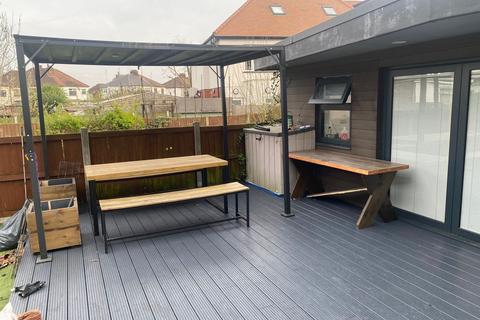 4 bedroom semi-detached house to rent, Upper Brentwood Road, Romford, RM2 6LH