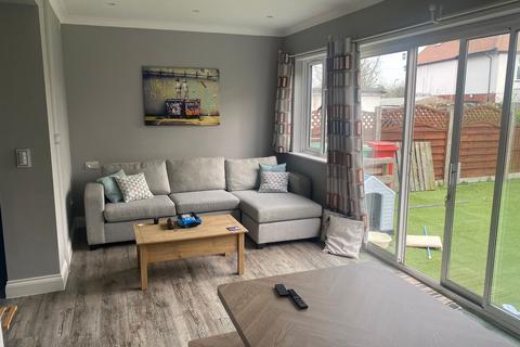 4 bedroom semi-detached house to rent, Upper Brentwood Road, Romford, RM2 6LH