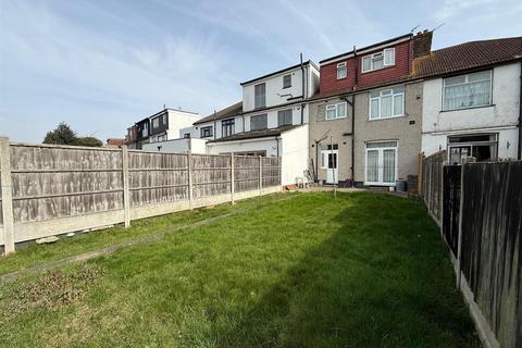 4 bedroom terraced house for sale, Meadway, Seven Kings