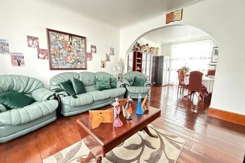 4 bedroom terraced house for sale, Meadway, Seven Kings