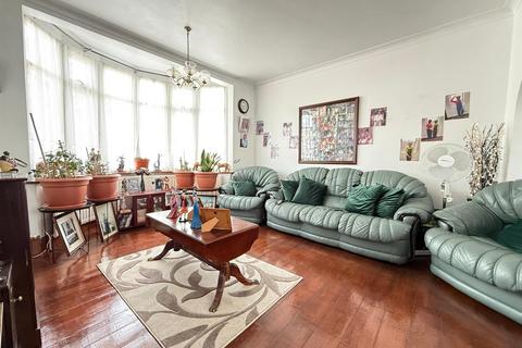 4 bedroom terraced house for sale, Meadway, Seven Kings