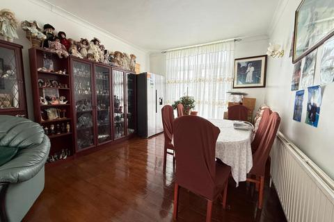 4 bedroom terraced house for sale, Meadway, Seven Kings