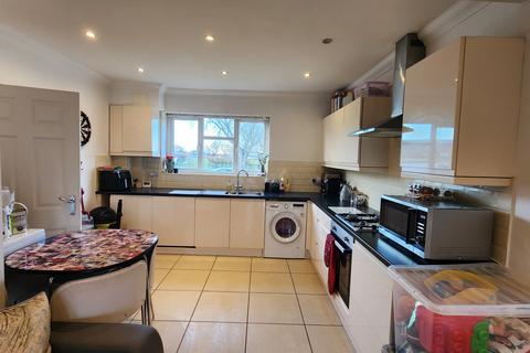 3 bedroom semi-detached house to rent, East Way, Bournemouth BH8