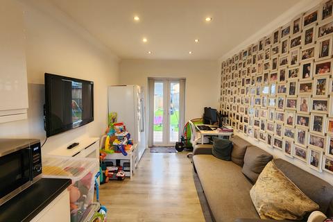 3 bedroom semi-detached house to rent, East Way, Bournemouth BH8