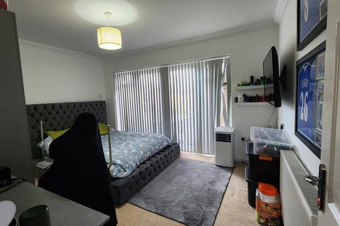 3 bedroom semi-detached house to rent, East Way, Bournemouth BH8