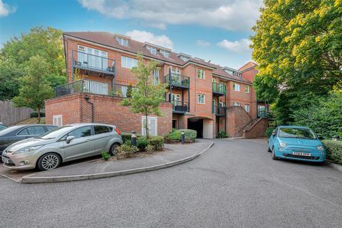 2 bedroom flat to rent, St. Marks Close, High Wycombe HP13