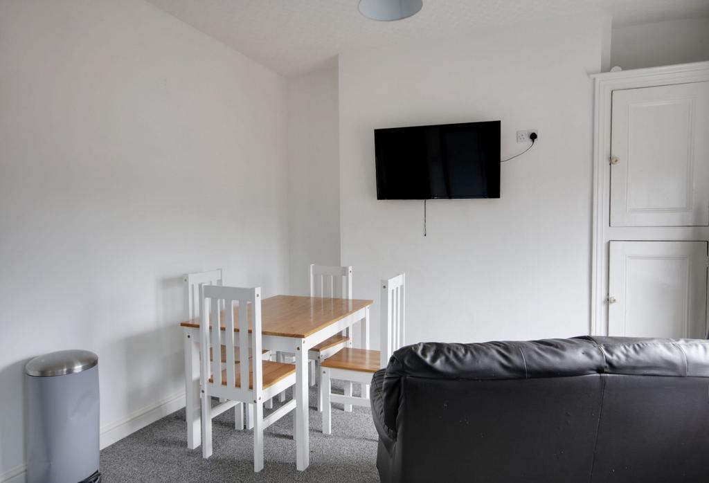 Living room/dining area