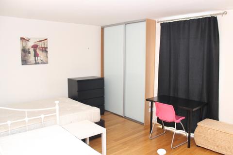 Studio to rent, Colorado Building, Deals Gateway, Deptford, London, SE13