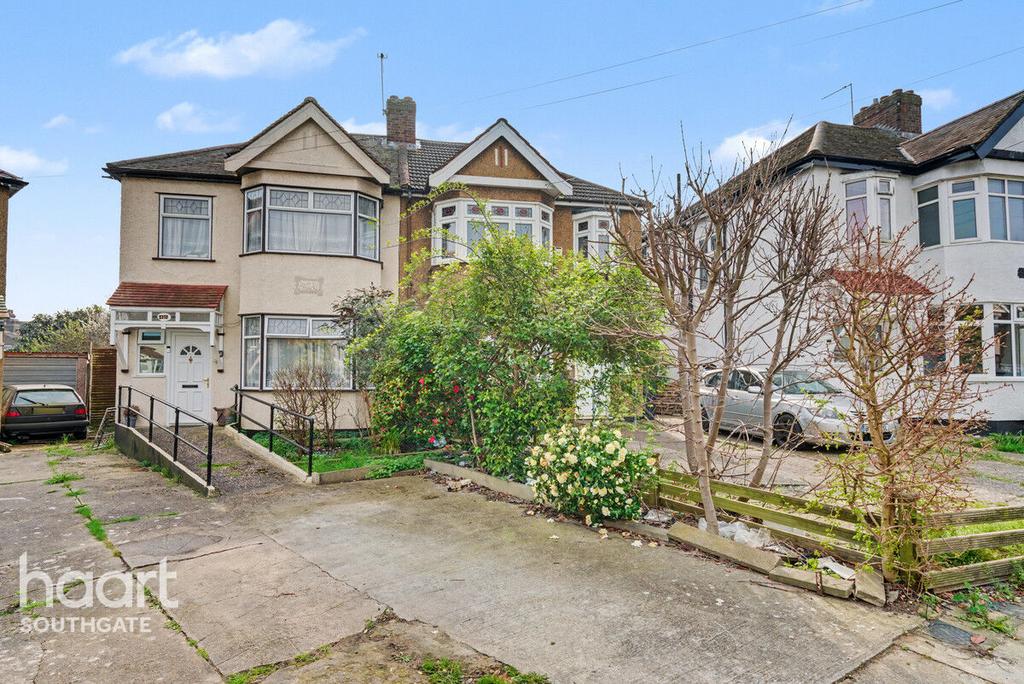 Detached house exterior, driveway