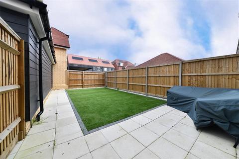 4 bedroom semi-detached house for sale, Dunnock Close, Knebworth