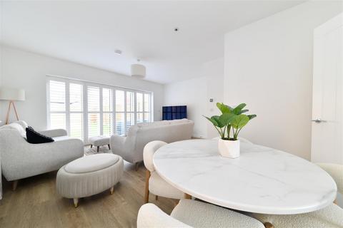 4 bedroom semi-detached house for sale, Dunnock Close, Knebworth