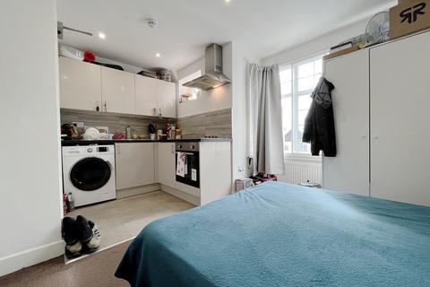Studio to rent, Spring Grove Road, Hounslow, TW3