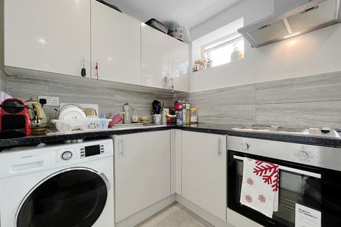 Studio to rent, Spring Grove Road, Hounslow, TW3