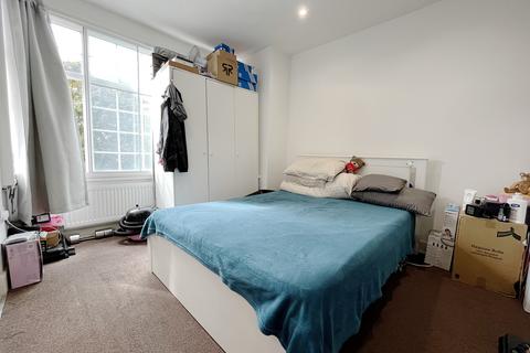 Studio to rent, Spring Grove Road, Hounslow, TW3
