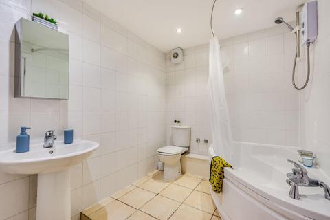 3 bedroom flat to rent, Burley Road, Leeds