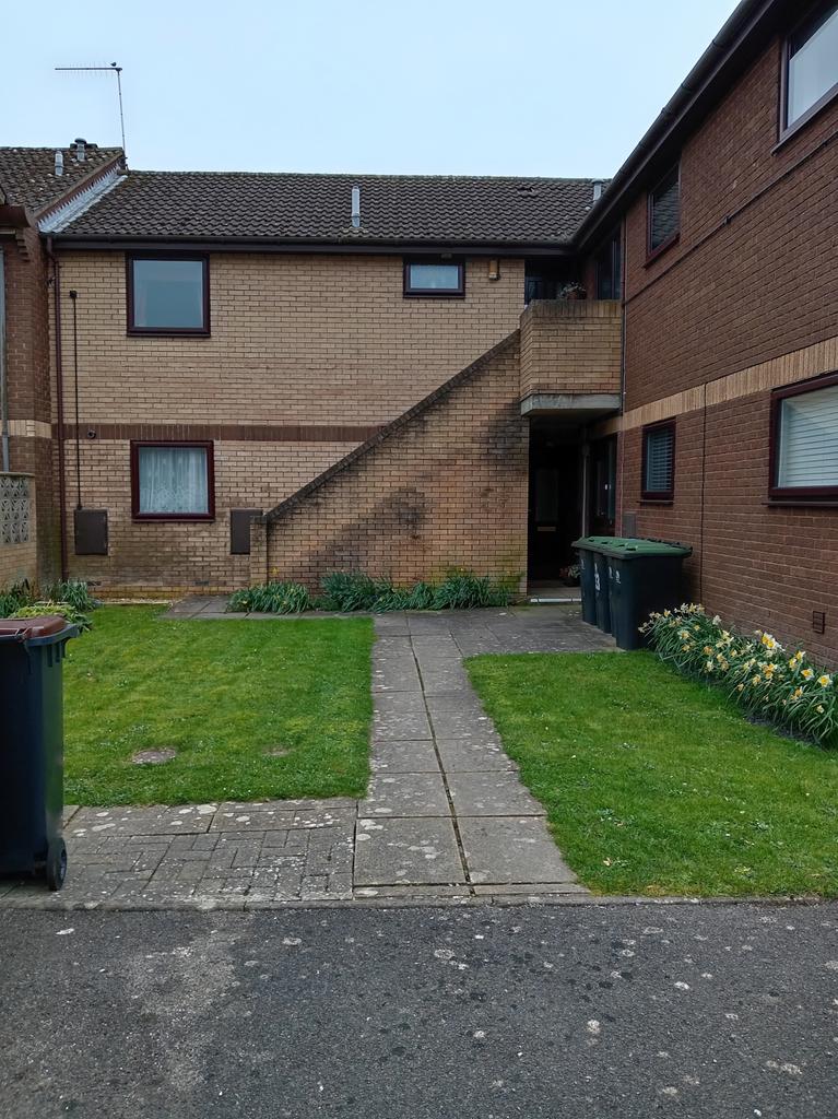 2 bed flat to rent Old Farm Gardens, Blandford DT