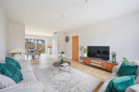 3 bedroom semi-detached house for sale, Greenway Drive, Croydon