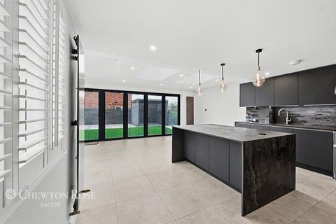 undefined, Hilltop Close, Ascot