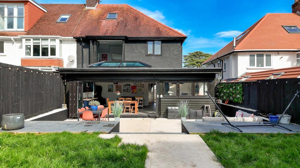 Sequence 01.00 18 05 06.Still027-2.jpg