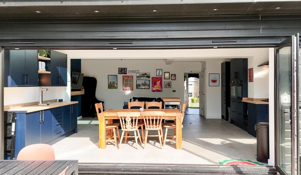 Sequence 01.00 18 32 03.Still030-2.jpg