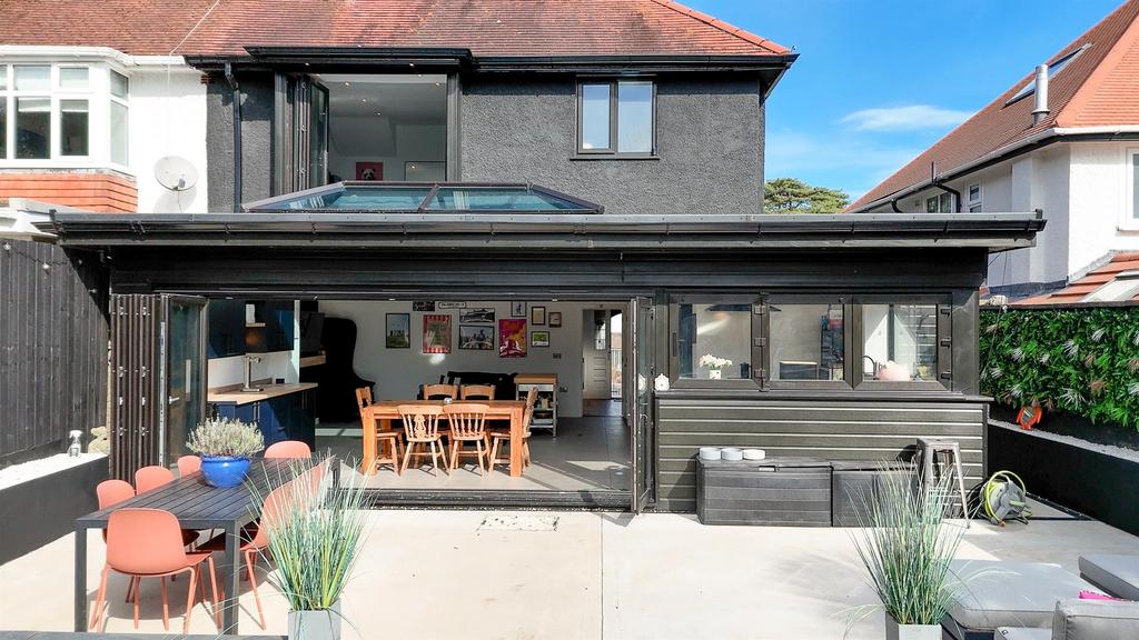 Sequence 01.00 18 15 04.Still028-2.jpg