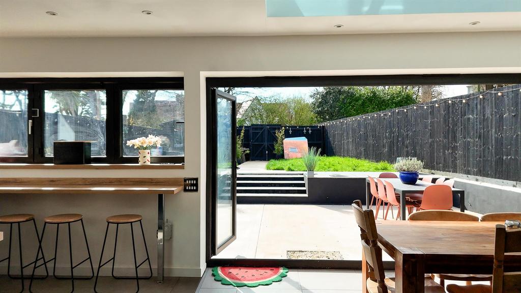 Sequence 01.00 20 01 04.Still033-2.jpg