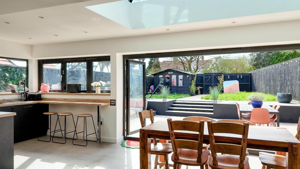 Sequence 01.00 20 40 06.Still034-2.jpg