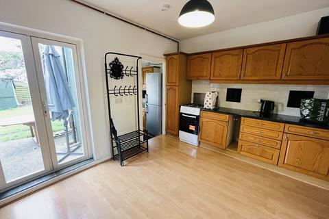 2 bedroom end of terrace house to rent, Northborough Road, London SW16