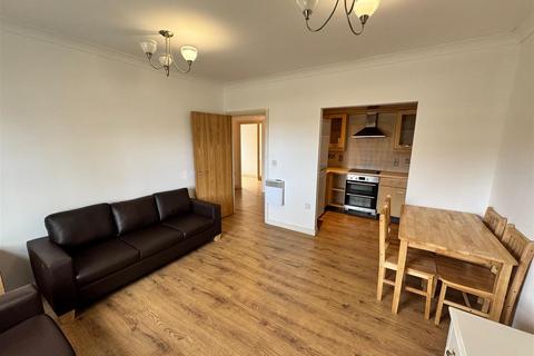 2 bedroom flat to rent, Solomon Court