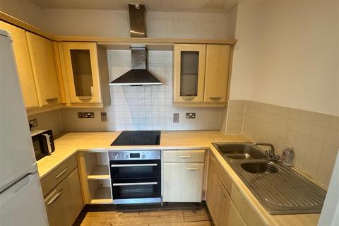 2 bedroom flat to rent, Solomon Court