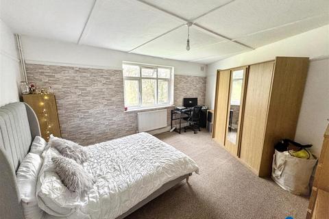 2 bedroom flat to rent, Westminster Close