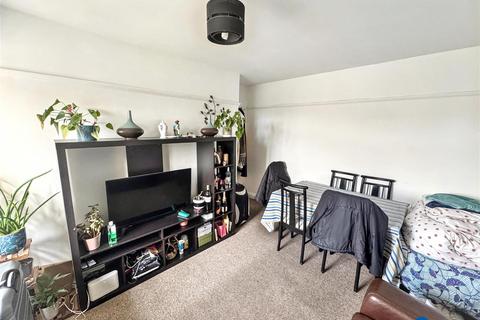 2 bedroom flat to rent, Westminster Close