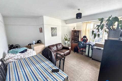 2 bedroom flat to rent, Westminster Close