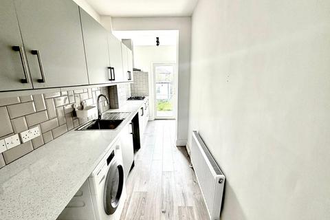 3 bedroom house to rent, Chase Lane, Ilford, IG6