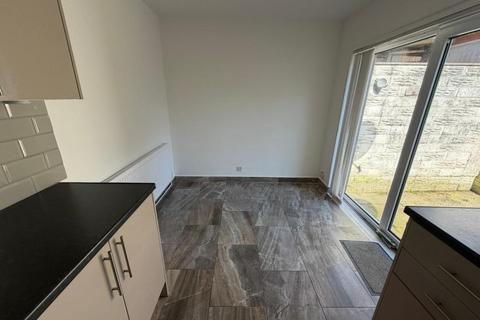 2 bedroom semi-detached house to rent, Llwyn Derw, Fforestfach, Swansea, SA5 4AZ.