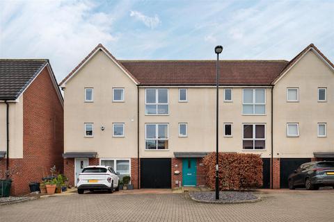 3 bedroom townhouse for sale, Leasingthorne Way, Great Park, NE13
