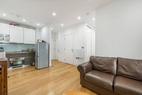 Studio to rent, Trinity Square, Hounslow, TW3