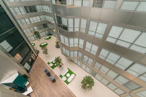 Studio to rent, Trinity Square, Hounslow, TW3