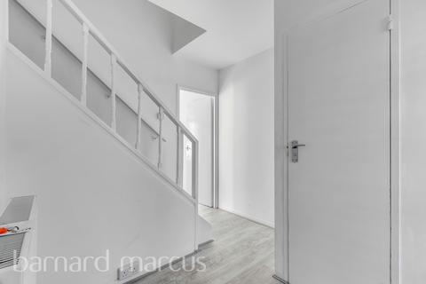 3 bedroom flat to rent, Swanton Gardens, LONDON