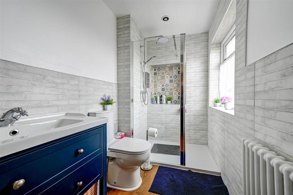 En-suite to bedroom 1.jpg