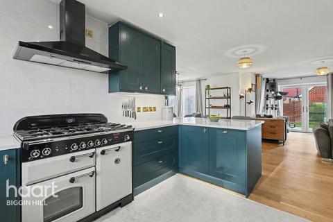 4 bedroom semi-detached house for sale, Carrolls Way, Oxted