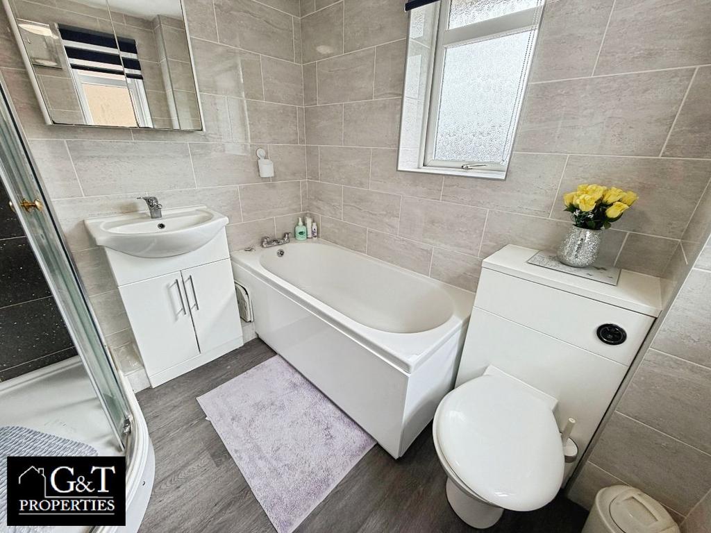 Upstairs family bathroom