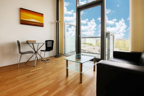 undefined, Clippers Quay, Abito, M50